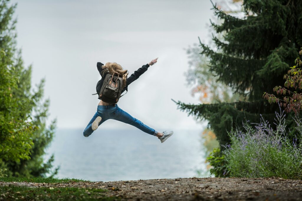 Personne qui visite le monde avec un sac à dos.