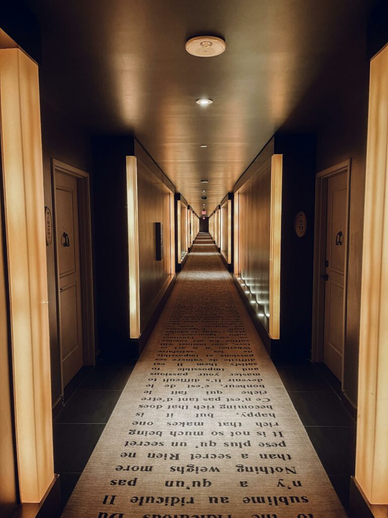 un couloir avec un long parchemin qui traduit un contenu long